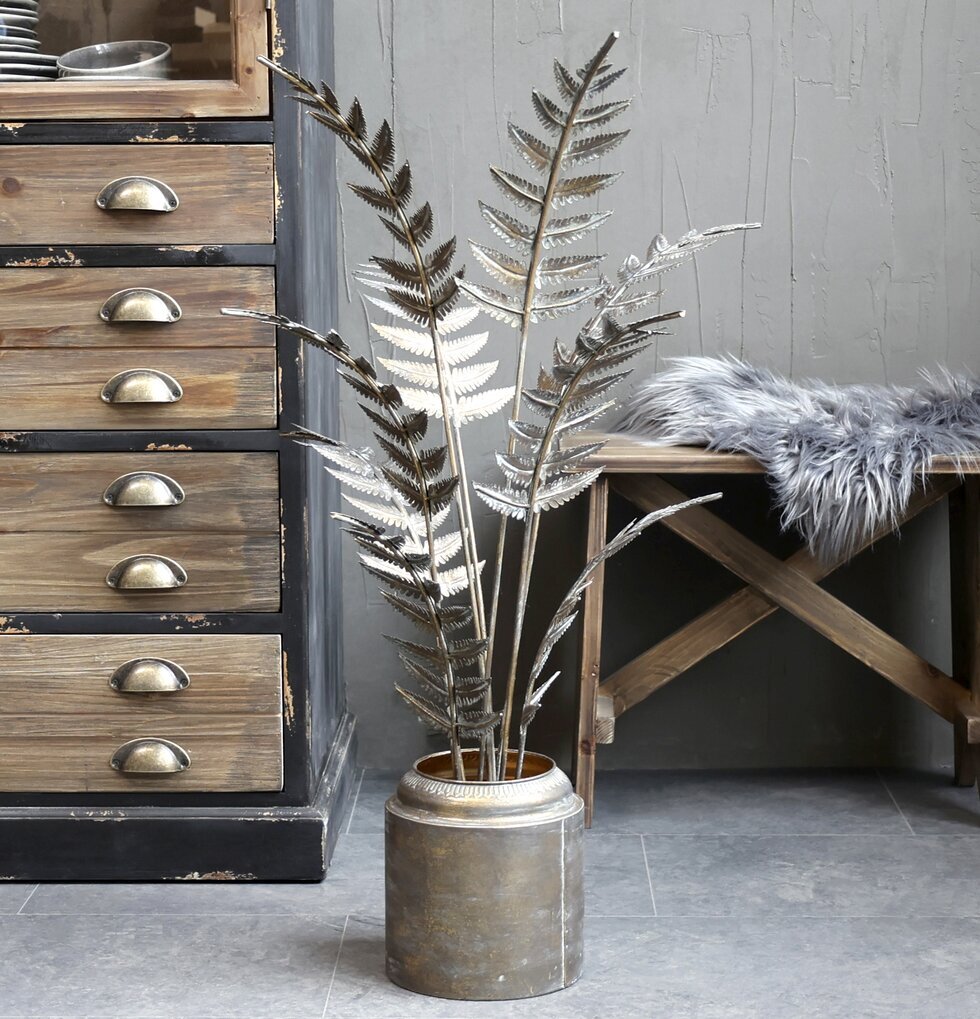 Växt I Kruka Antik mässing från Chic Antique på rustik byrå