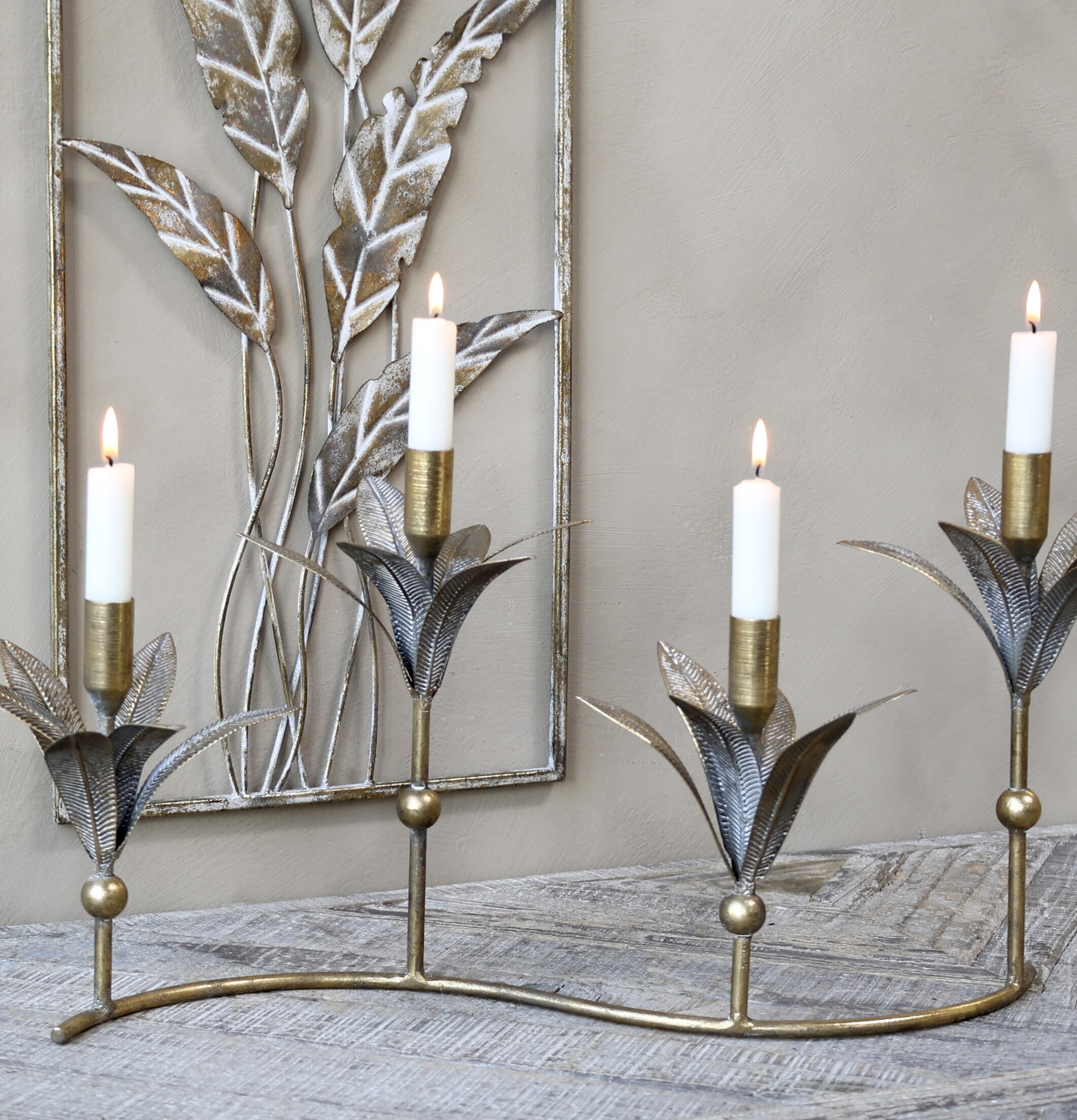 Ljusstake Bladdekor Antik Mässing från Chic Antique på bord