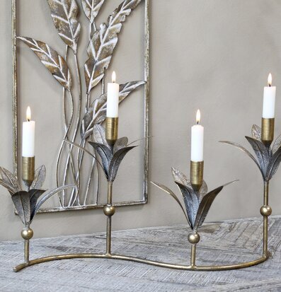 Ljusstake Bladdekor Antik Mässing från Chic Antique på bord