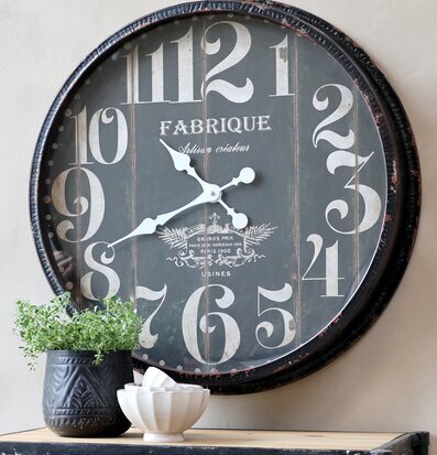 Väggklocka Antiksvart Ø60cm från Chic Antique på vit vägg
