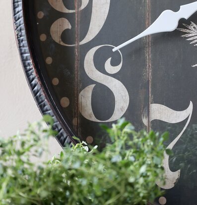 Väggklocka Antiksvart Ø60cm från Chic Antique på vit vägg