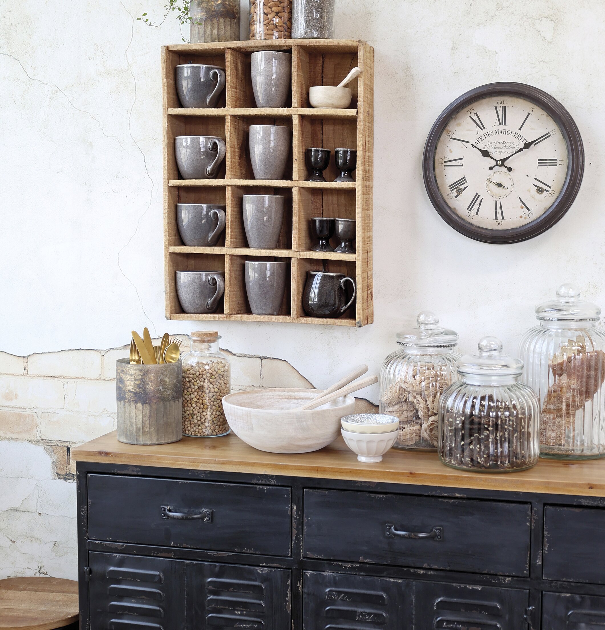 Väggklocka Antiksvart Ø31cm från Chic Antique i rustik miljö