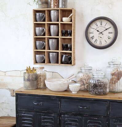 Väggklocka Antiksvart Ø31cm från Chic Antique i rustik miljö