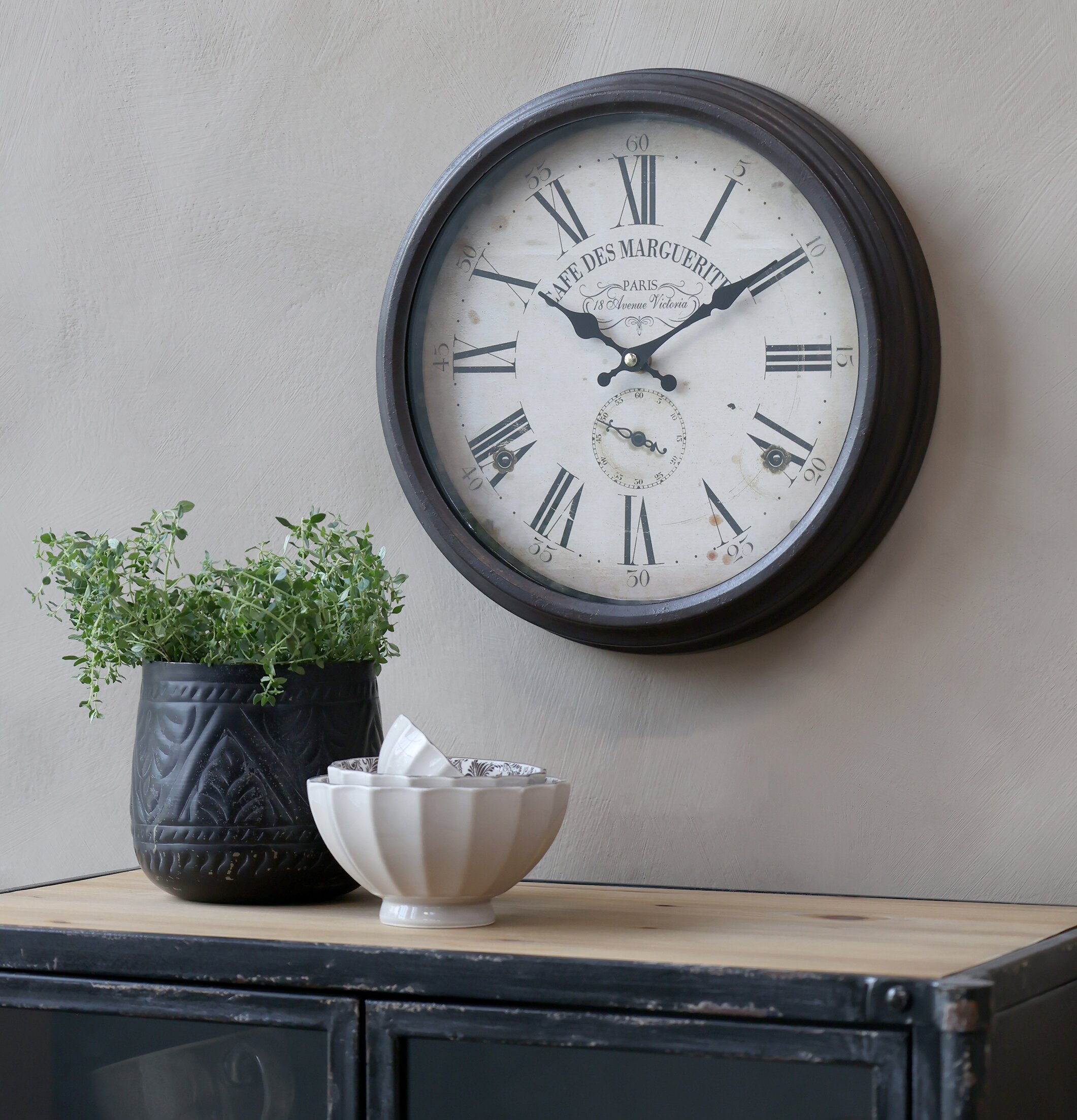 Väggklocka Antiksvart Ø31cm från Chic Antique på rustik vägg