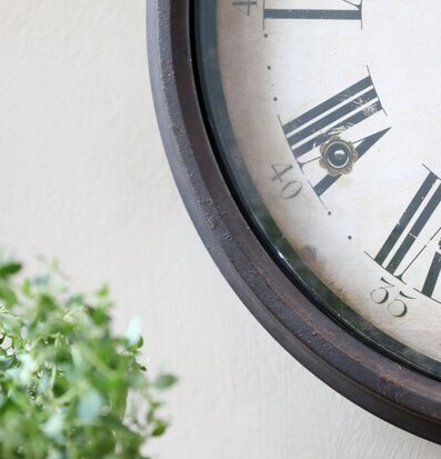 Väggklocka Antiksvart Ø31cm från Chic Antique på vägg