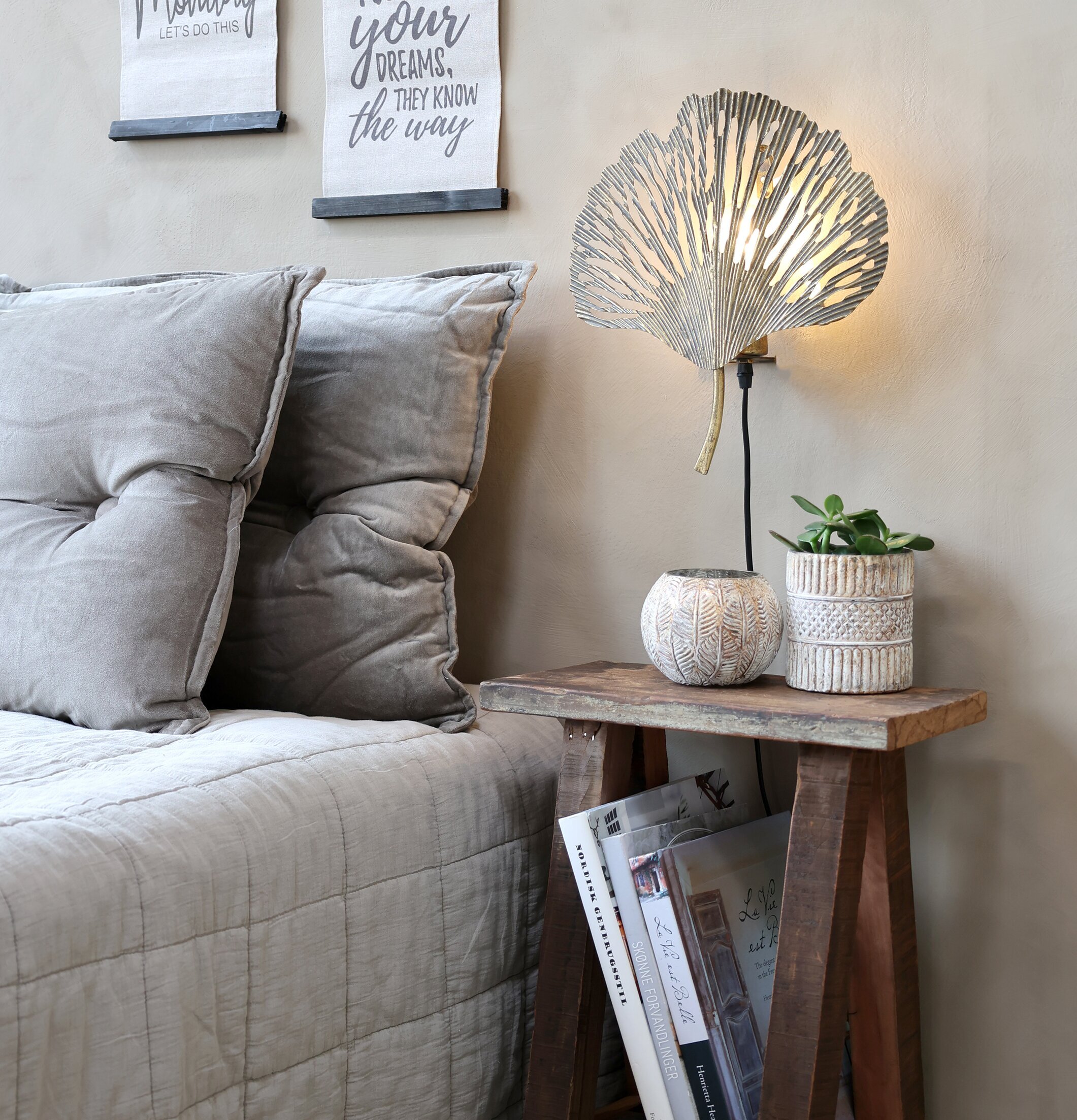 Vägglampa Blad Antik Mässing från Chic Antique bredvid säng