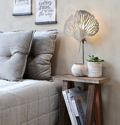 Vägglampa Blad Antik Mässing från Chic Antique bredvid säng