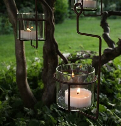 Ljuslykta Stormhatt Hängande från Eldgarden i grönska