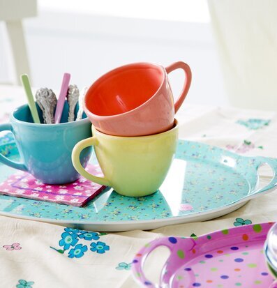 Bricka Prickar Rosa från Rice med färgglada koppar och bestick