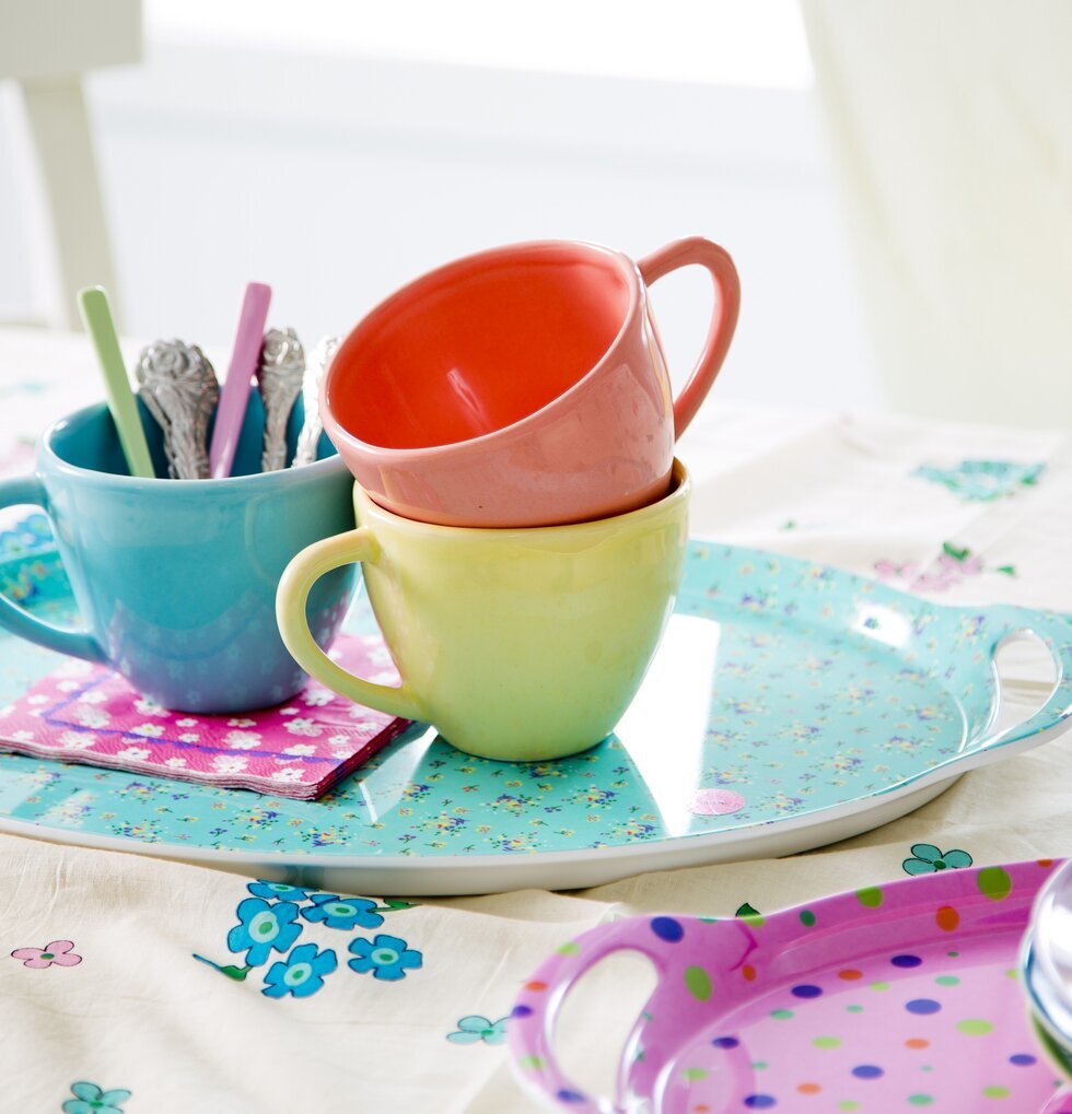 Bricka Blomster Aqua från Rice på ett dekorerat matbord