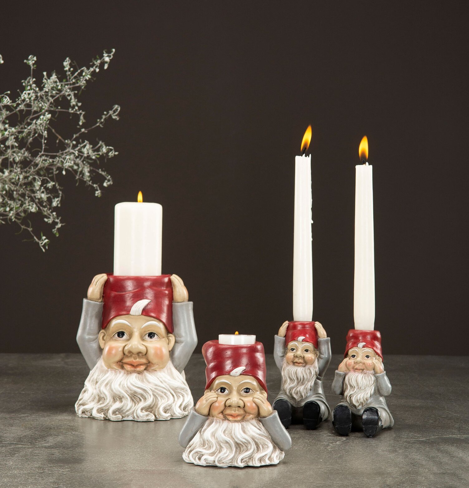 Ljusstake Tomte Blockljus från A Lot Decoration på grå yta