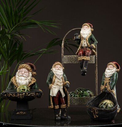 Tomte Sittande Poly från A Lot Decoration i juliga färger