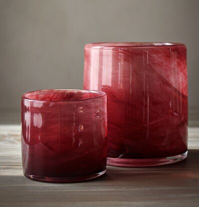 Bild av två eleganta ljuslyktor i djup Bordeaux-ton