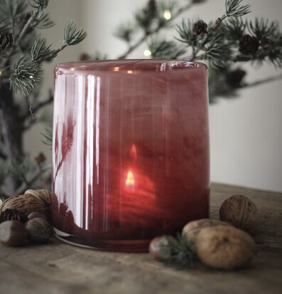 Foto av stämningsfull interiör med ljuslykta och nötter