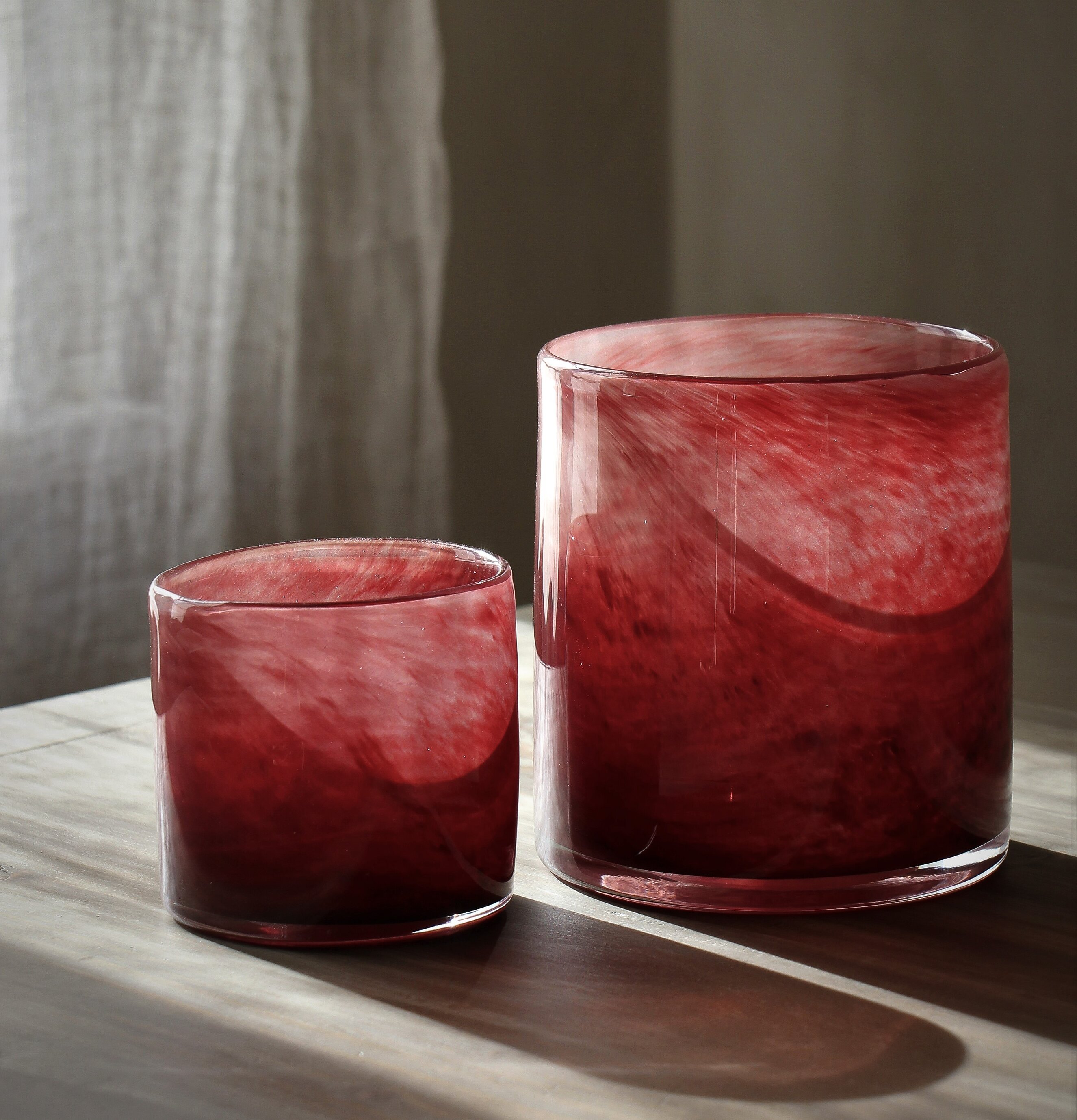 Ljuslykta Lumiere Bordeaux Stor från Majas Cottage på bord