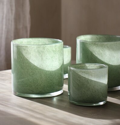 Bild av eleganta ljuslyktor i naturliga gröna toner