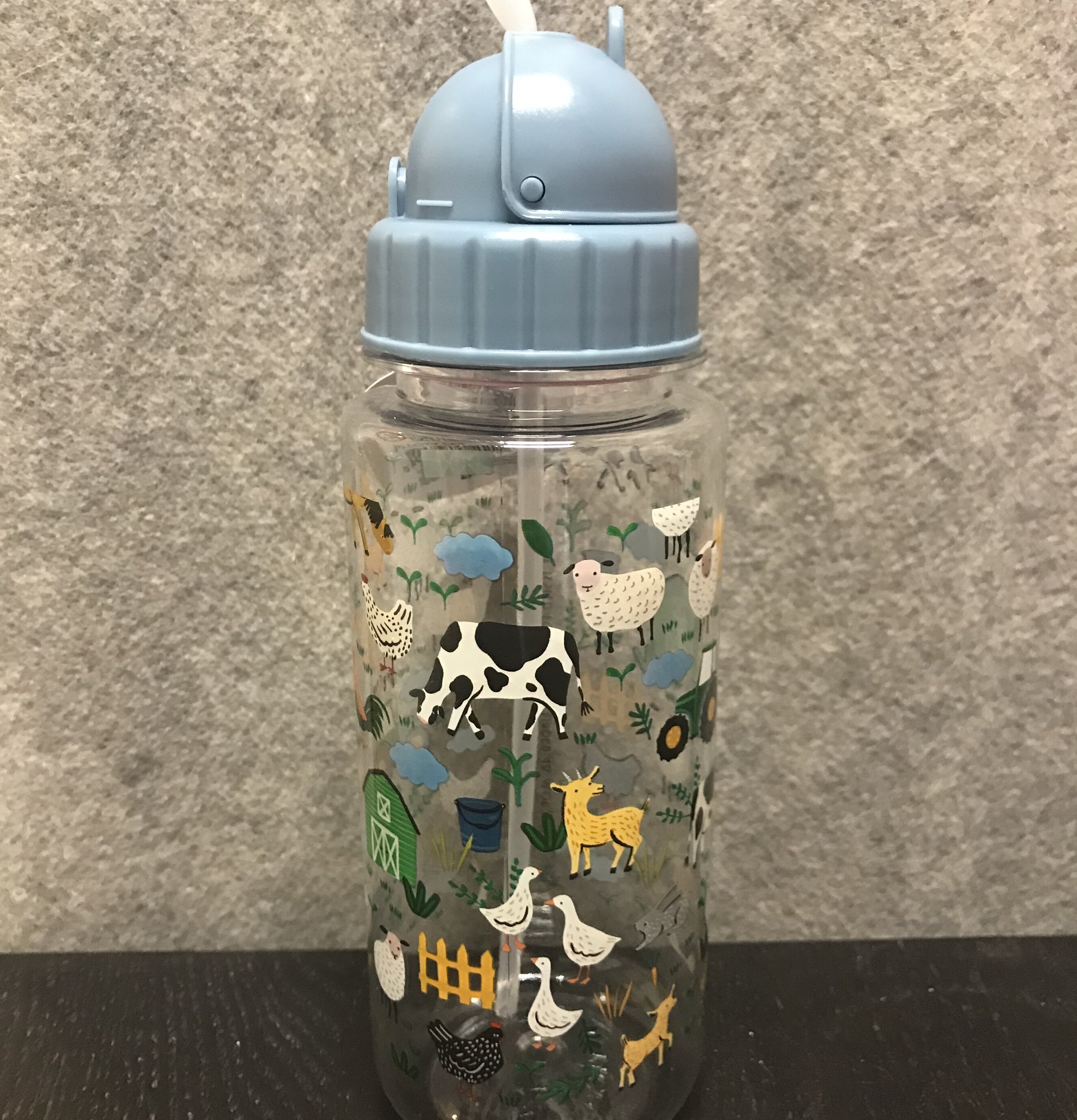 Dryckesflaska Blue Farm Print från Rice på ett svart bord