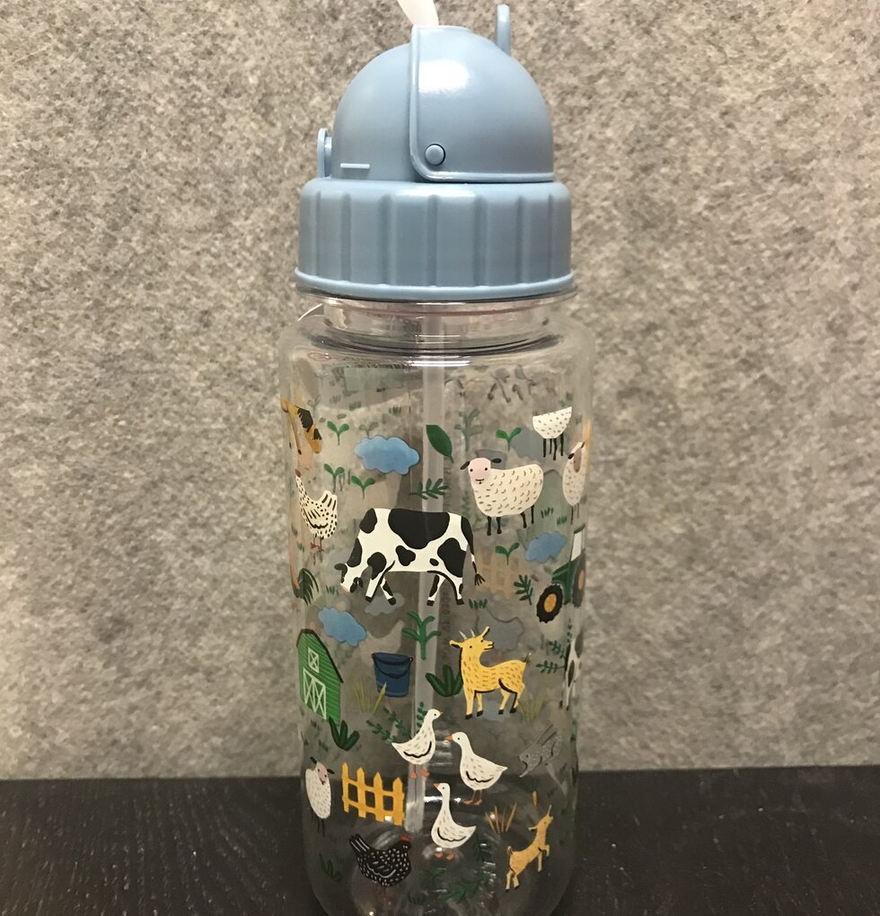 Dryckesflaska Blue Farm Print från Rice på ett svart bord