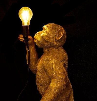 Golvlampa Koko Guld från Werner Voss i mörk bakgrund