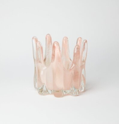 Foto av rosa ljuskopp med unikt vågformat glasdesign