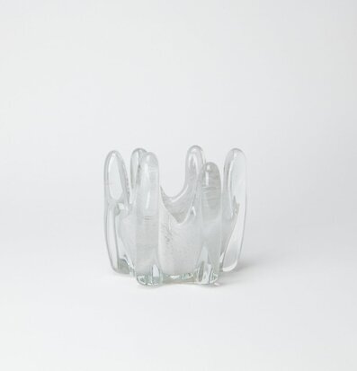 Bild av en elegant ljuskopp i ljusgrått klarglas