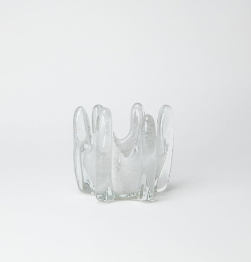 Bild av en elegant ljuskopp i ljusgrått klarglas