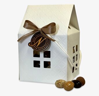 Foto av elegant chokladförpackning som liknar ett hus