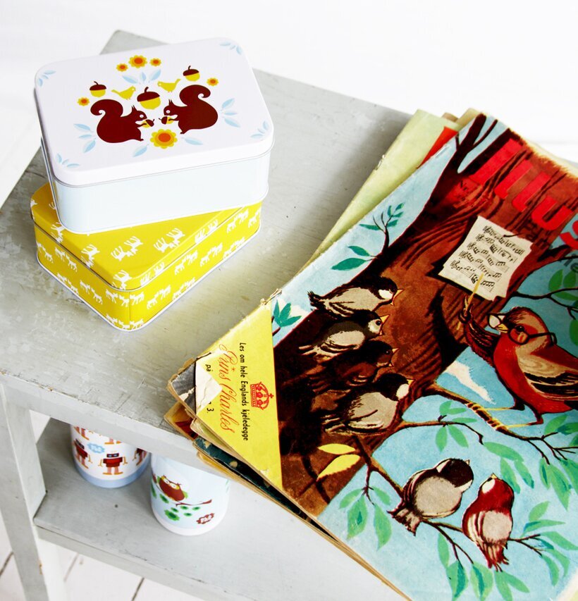 Mellanbox - Vit ekorrepar från Blafre på vit träyta