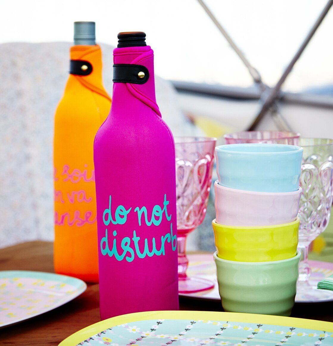 Vinkylare från Rice i färgglad design på ett festligt bord