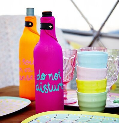 Vinkylare från Rice i färgglad design på ett festligt bord