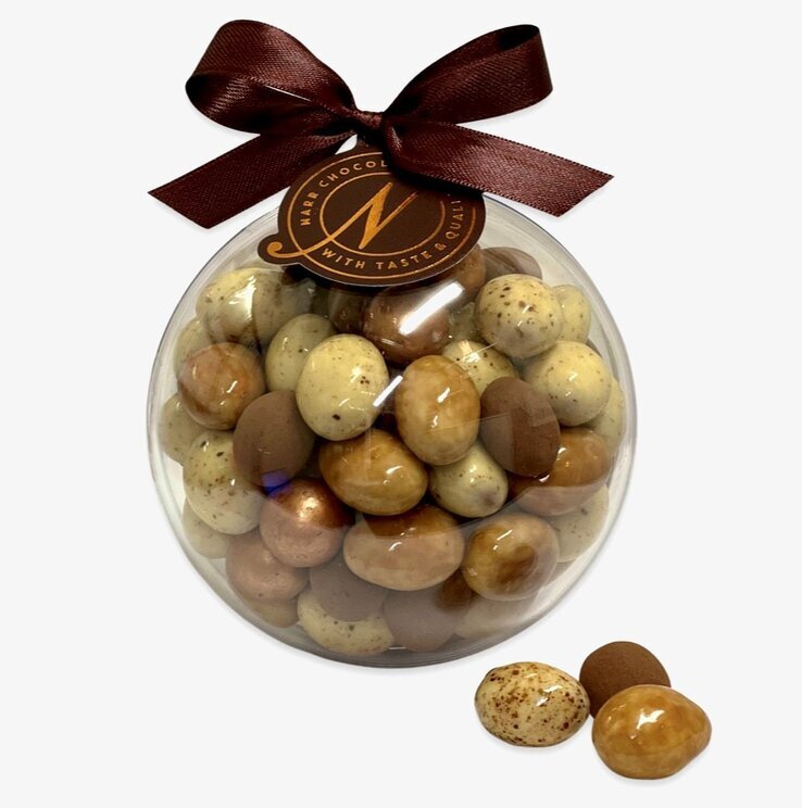 Chokladboll från Narr Chocolate i elegant sfärisk förpackning