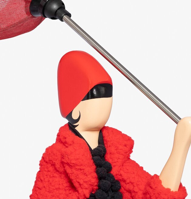 Bordslampa Fredy från Skitso med röd dräkt och lampskärm