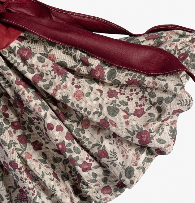 Bordslampa Fuschia från Skitso med blommig lampskärm