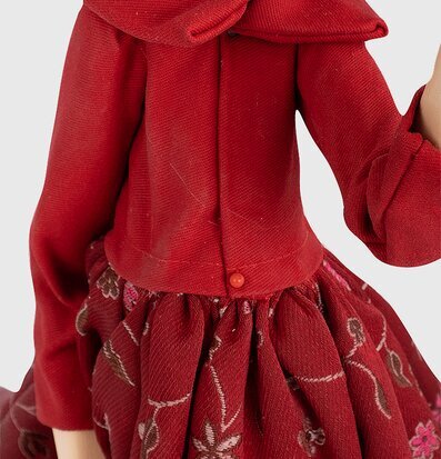 Bordslampa Lucretia från Skitso med röd dräkt och broderi