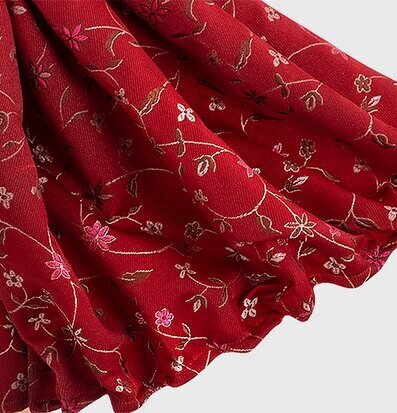 Bordslampa Lucretia från Skitso med röd broderad lampskärm