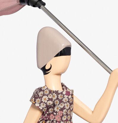 Bordslampa Malva från Skitso med figur och rosa lampskärm