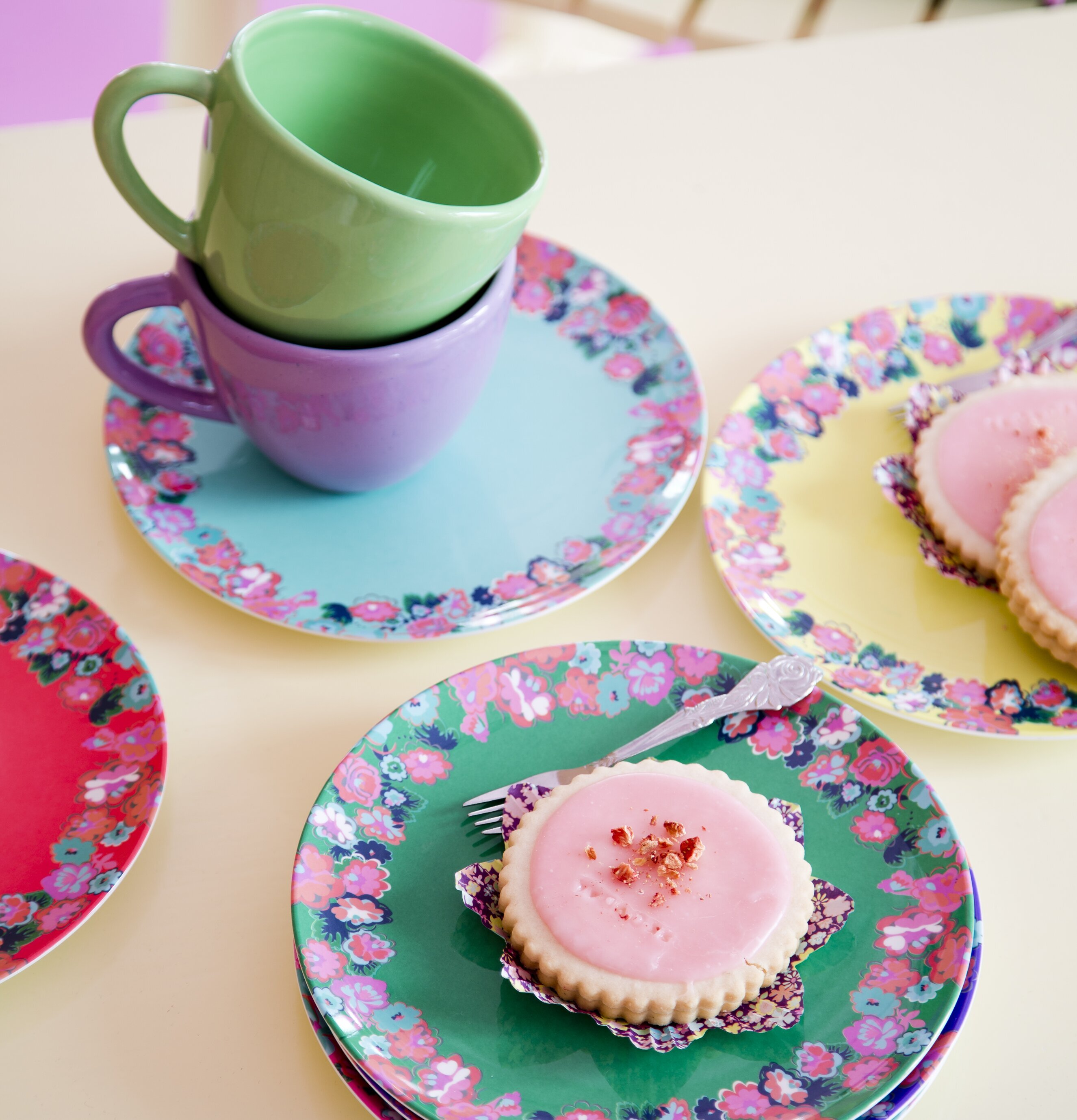 Assiette Melamin Blomster från Rice med färgglada blommotiv