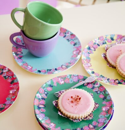 Assiette Melamin Blomster från Rice med färgglada blommotiv
