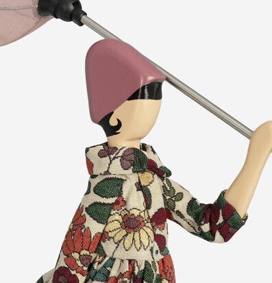 Bordslampa Marsia från Skitso med kvinna och paraply