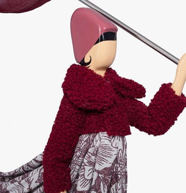 Bordslampa Olga från Skitso med vinröd hatt och blommig klänning