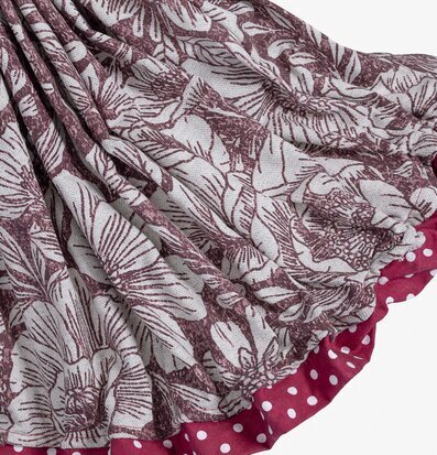 Bordslampa Olga från Skitso med blommönstrad plisserad skärm