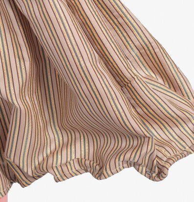 Bordslampa Soultana från Skitso i luftigt tyg med ränder