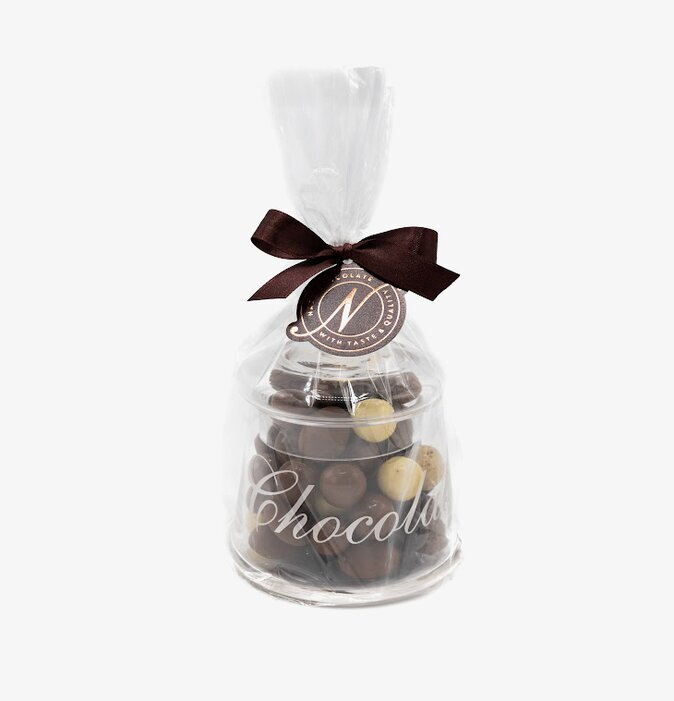 Bild av elegant förpackade chokladkulor i skål