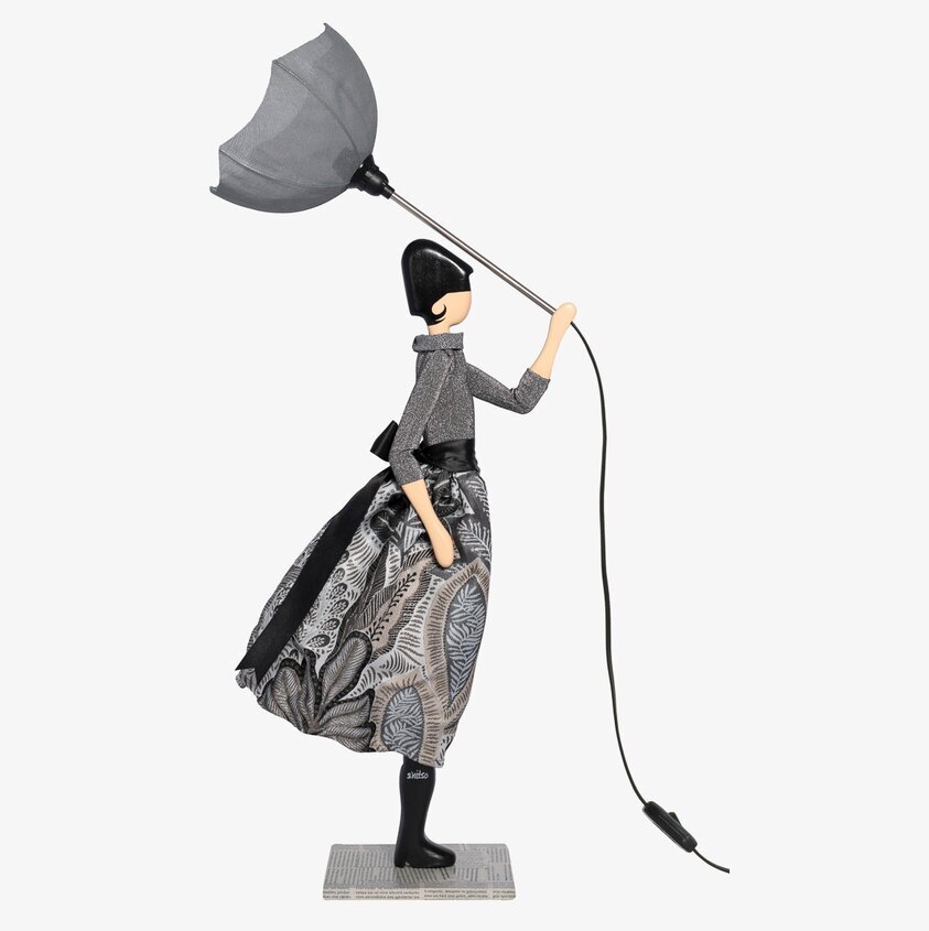 Bordslampa Saron från Skitso med konstnärlig kvinnlig figur