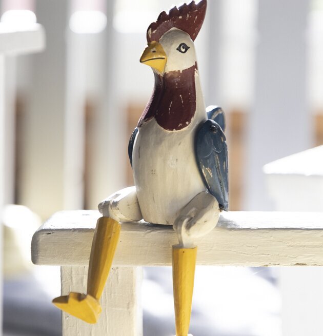 Tupp Ledad Trä 22 cm från Different Design på vit träbalk