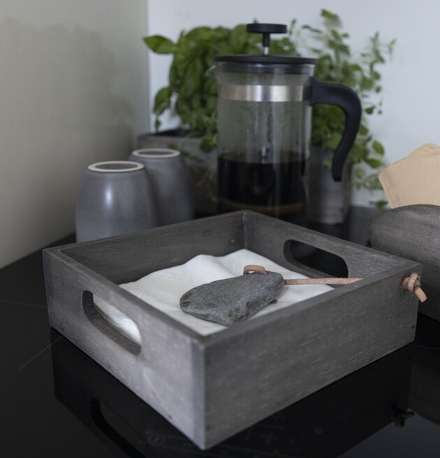 Trälåda Servett Med Sten från Different Design i köksmiljö