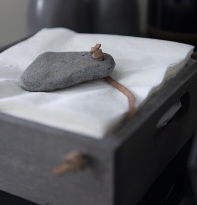 Trälåda Servett Med Sten från Different Design på bord