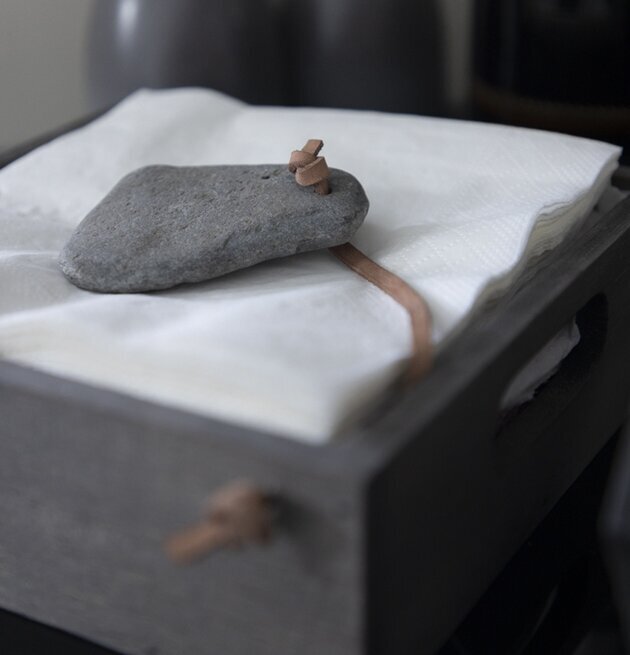 Trälåda Servett Med Sten från Different Design på bord