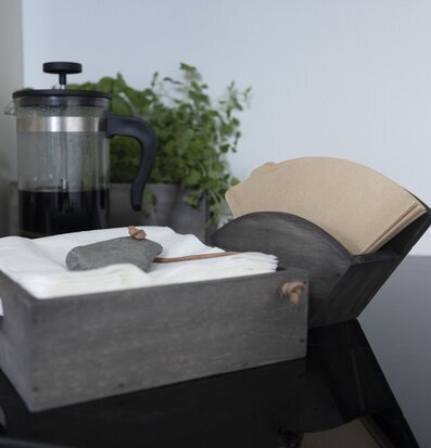 Kaffefilterhållare Trä från Different Design på köksbänk