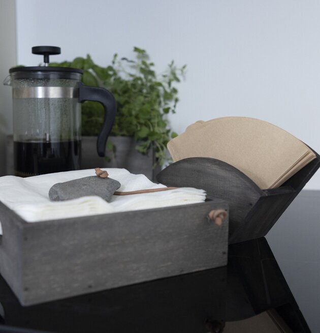 Kaffefilterhållare Trä från Different Design på köksbänk
